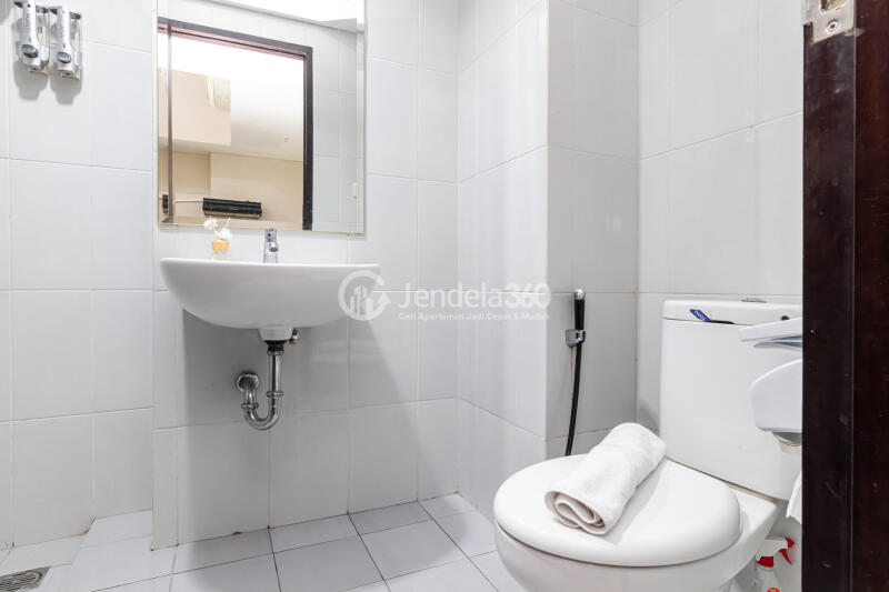 Bathroom Homey 1BR Apartment High Floor with  View at Casa De Parco Apartment