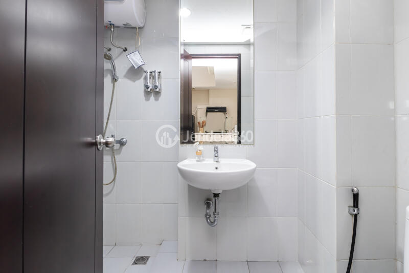 Bathroom Homey 1BR Apartment High Floor with  View at Casa De Parco Apartment
