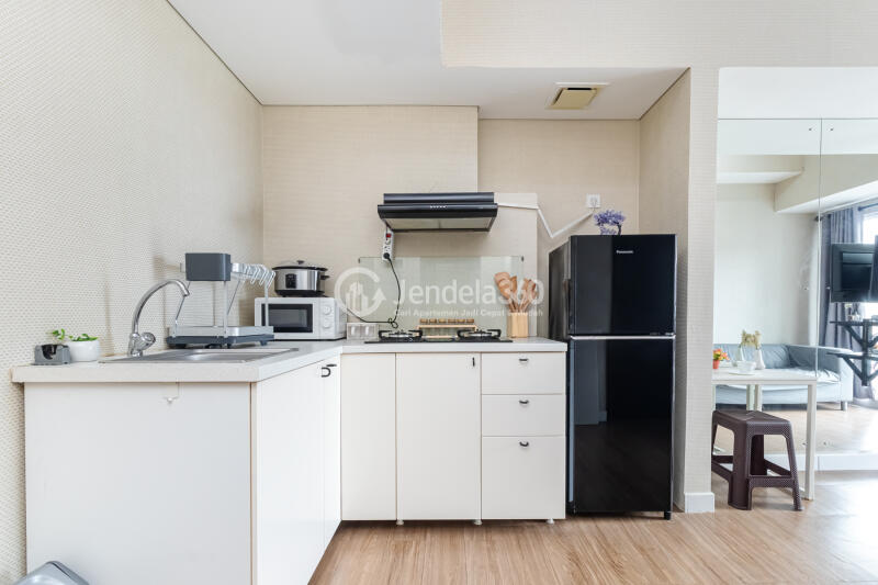 Kitchen Homey 1BR Apartment High Floor with  View at Casa De Parco Apartment