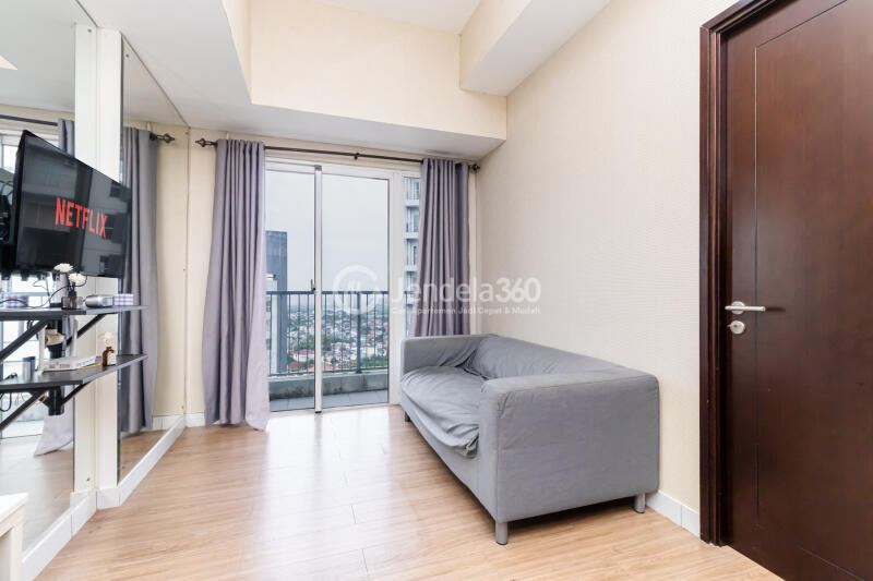 Living Room Homey 1BR Apartment High Floor with  View at Casa De Parco Apartment