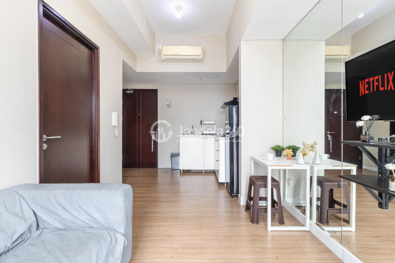 Living Room Homey 1BR Apartment High Floor with  View at Casa De Parco Apartment