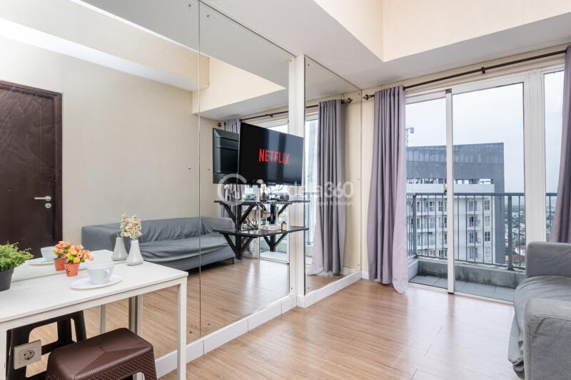 Living Room Homey 1BR Apartment High Floor with  View at Casa De Parco Apartment