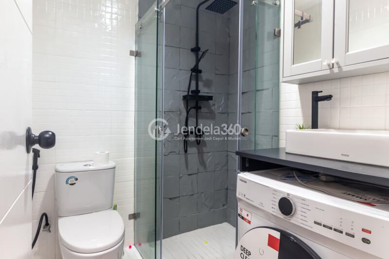 Bathroom 1BR Aspen Residence Apartment at Tower A