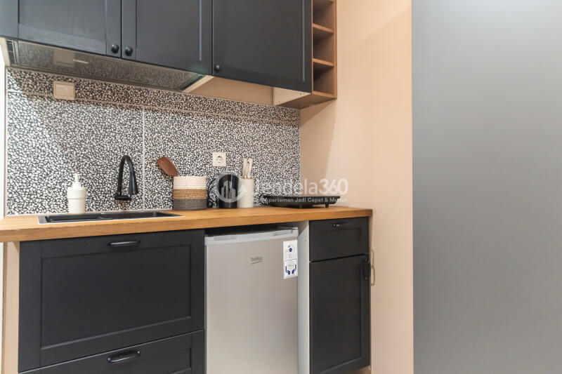 Kitchen 1BR Aspen Residence Apartment at Tower A