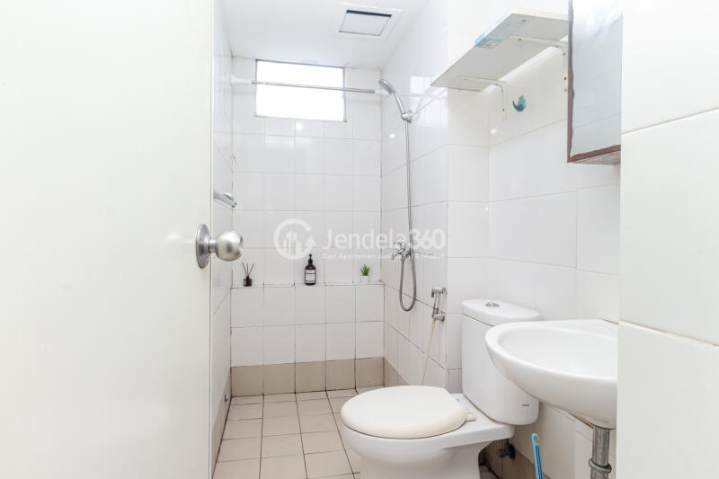 Bathroom High Floor 3BR Apartment with City view View at Bassura City Apartment