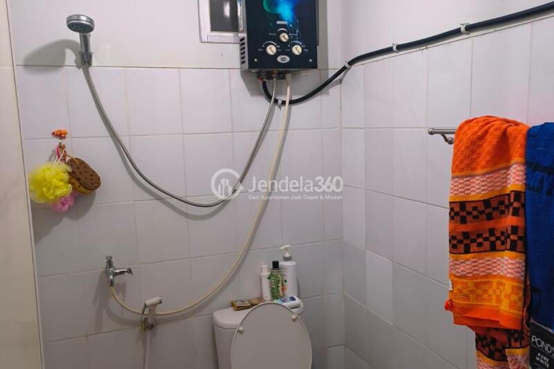 Bathroom Low Floor 2BR Apartment with  View at The Suites @ Metro Bandung