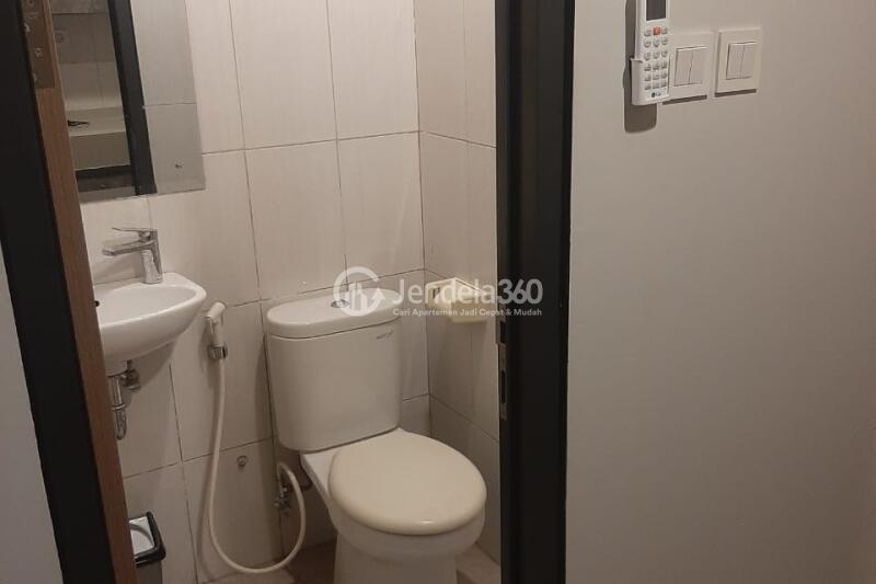 Bathroom Studio Apartment with  View at Monroe Jababeka Apartment