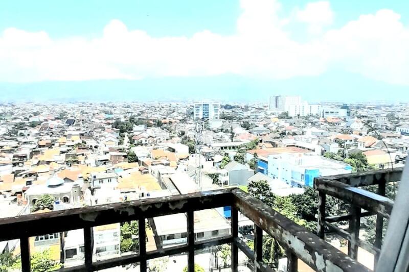 Balcony Peaceful Studio Apartment Middle Floor with  View at The Suites @ Metro Bandung