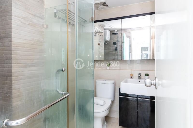Bathroom High Floor 2BR Apartment with  View at Pakubuwono Terrace