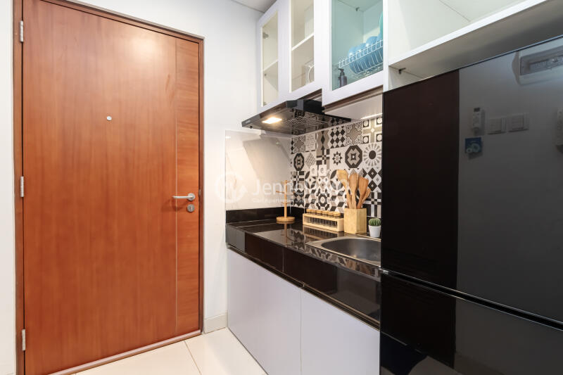Kitchen Fancy 1BR Apartment at Roseville SOHO & Suites Low Floor