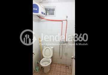 Bathroom Middle Floor 2BR Apartment with Pool View at The Suites @ Metro Bandung