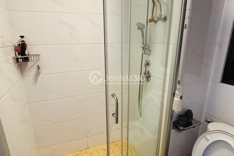 Bathroom 2BR Apartment with  View at Skyhouse bsd