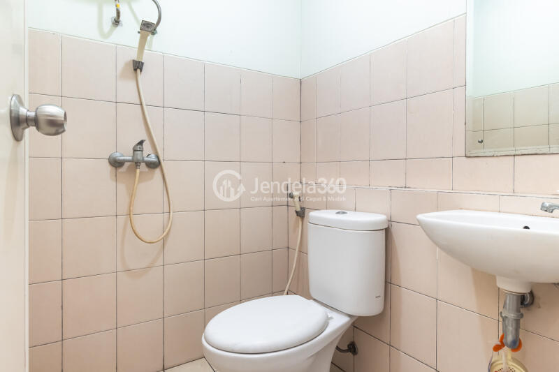Bathroom Peaceful Studio Apartment Middle Floor with City View at Pakubuwono Terrace