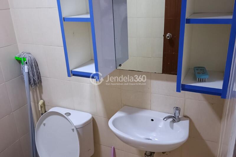 Bathroom Restful 1BR Apartment Low Floor with  View at Bandara City Apartment