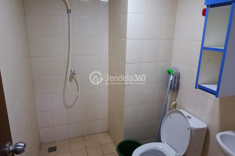 Bathroom Restful 1BR Apartment Low Floor with  View at Bandara City Apartment