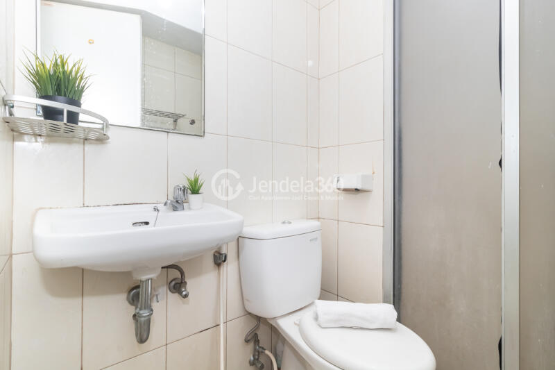 Bathroom Well Located 2BR Apartment Low Floor with  View at The Springlake Summarecon