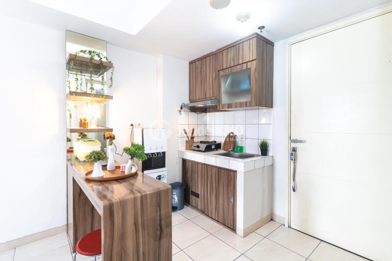 Kitchen Well Located 2BR Apartment Low Floor with  View at The Springlake Summarecon