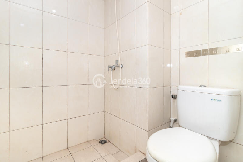 Bathroom Affordable Studio Apartment at The Springlake Summarecon Low Floor