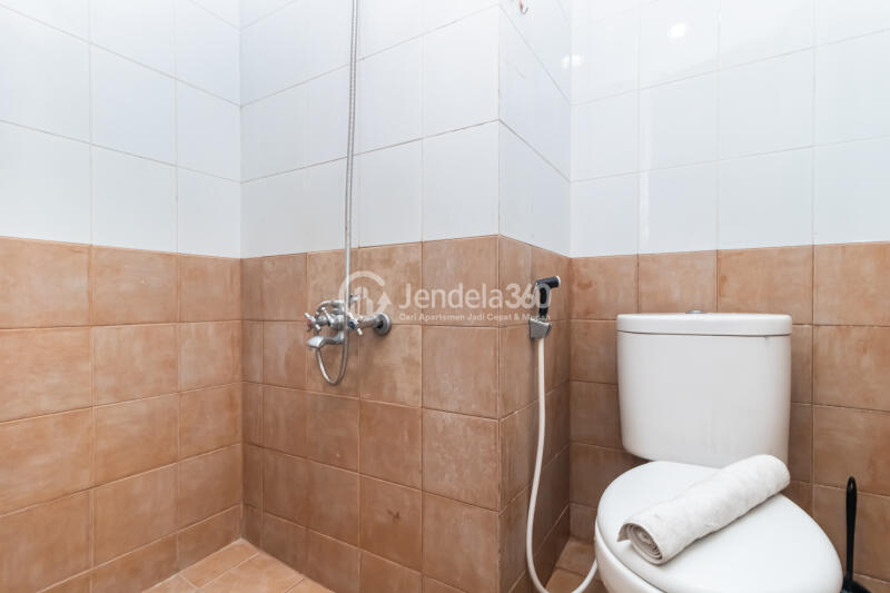 Bathroom Low Floor 2BR Apartment with  View at Green Pramuka City Apartment