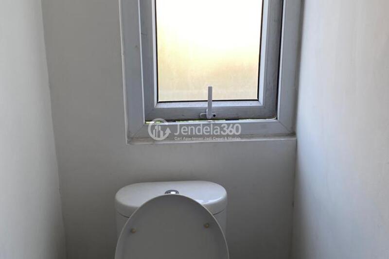 Bathroom Compact Studio Apartment Low Floor with  View at Aeropolis Residence 3