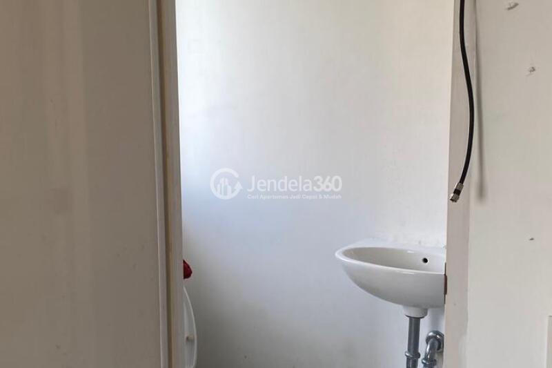 Bathroom Compact Studio Apartment Low Floor with  View at Aeropolis Residence 3