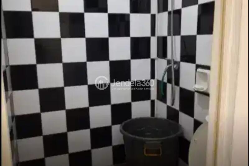 Bathroom 1BR Modernland Golf Apartment at Tower Yellow