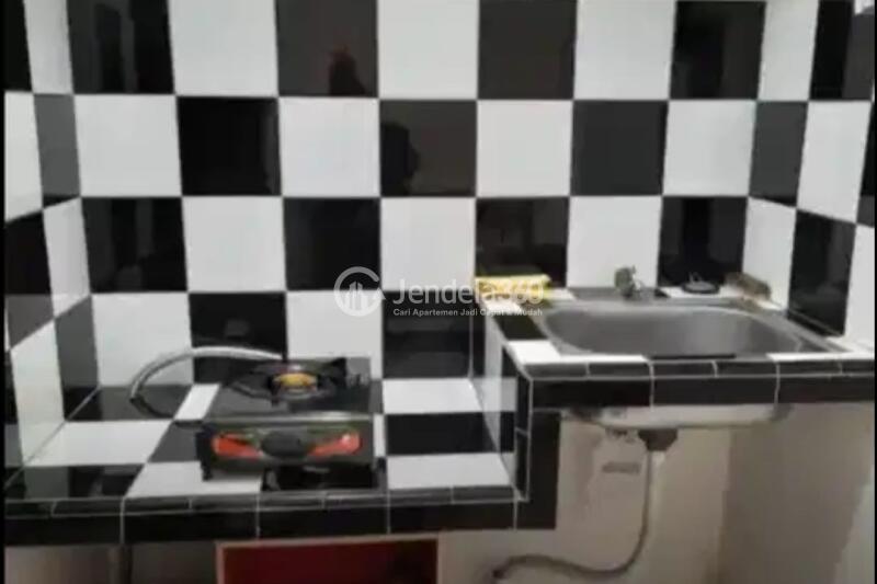 Kitchen 1BR Modernland Golf Apartment at Tower Yellow