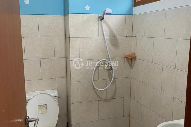 Bathroom Restful 1BR Apartment Low Floor with  View at Margonda Residence