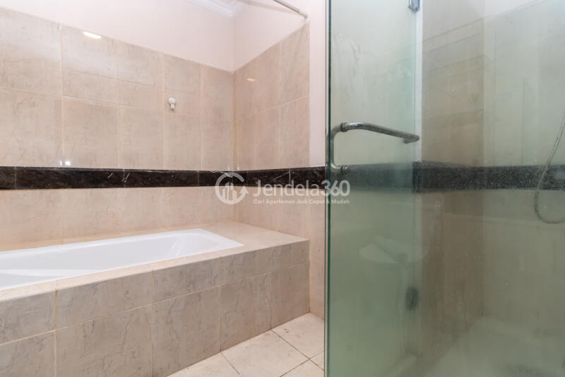 Bathroom Peaceful 2BR Apartment at Belleza Apartment Tower Albergo