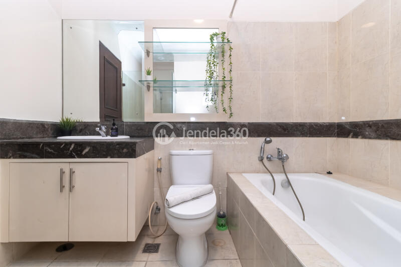 Bathroom Peaceful 2BR Apartment at Belleza Apartment Tower Albergo