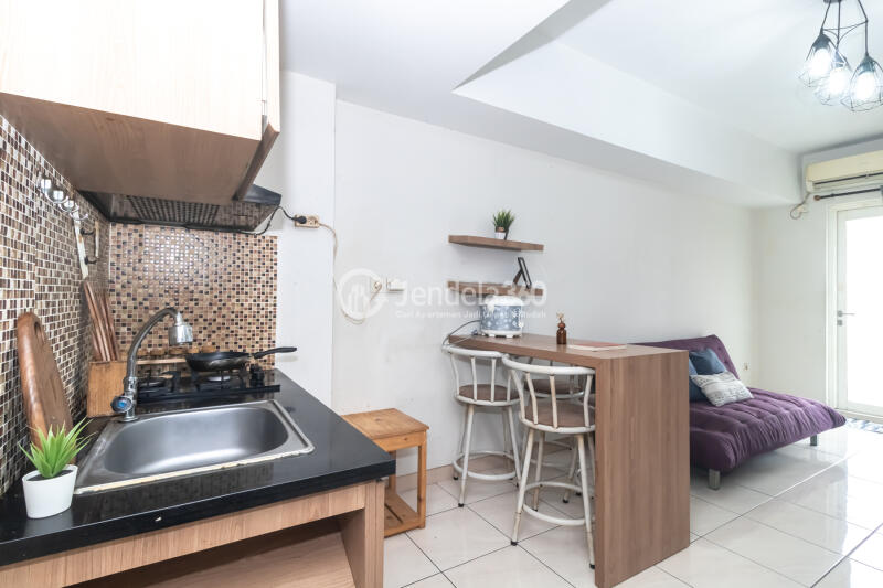 Kitchen Low Floor 2BR Apartment with  View at The Springlake Summarecon