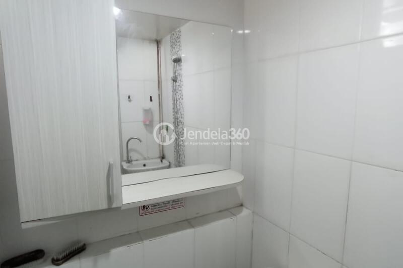 Bathroom 1BR Green Pramuka City Apartment at Low Floor