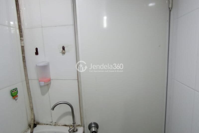 Bathroom 1BR Green Pramuka City Apartment at Low Floor