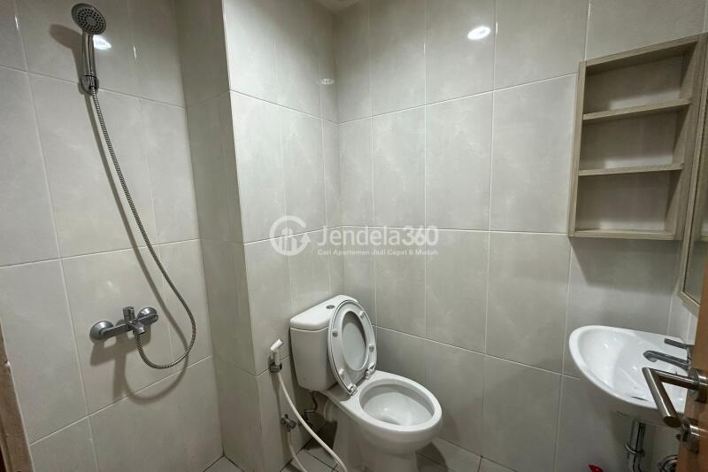 Bathroom Studio Apartment with City View at Evenciio Apartment