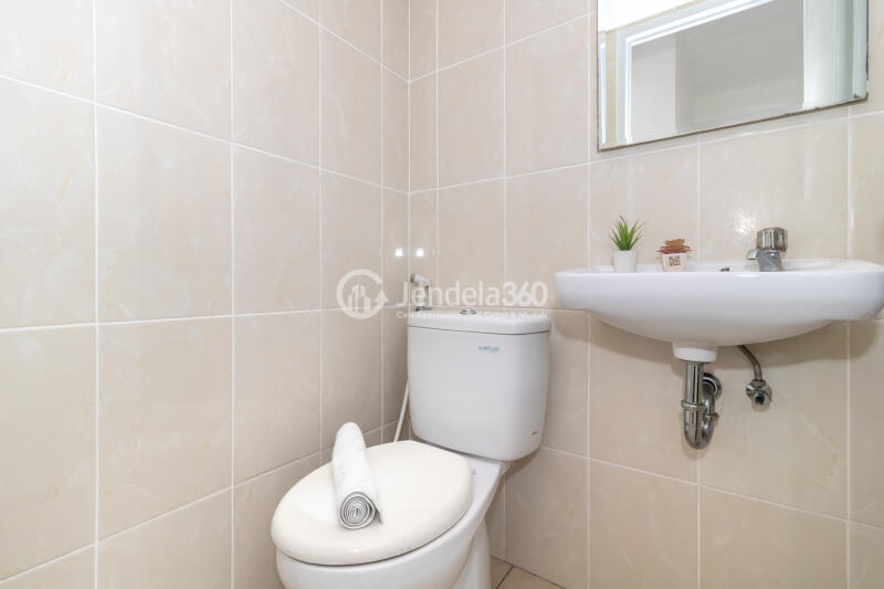 Bathroom Middle Floor 1BR Apartment with City View at M Town Residence Serpong