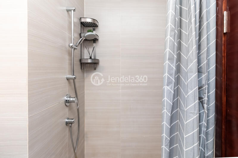 Bathroom Restful Studio Apartment at The Crest West Vista Puri Tower The Crest
