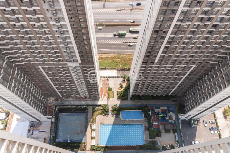 Balcony Homey 2BR Apartment at Sky House Alam Sutera Tower C2