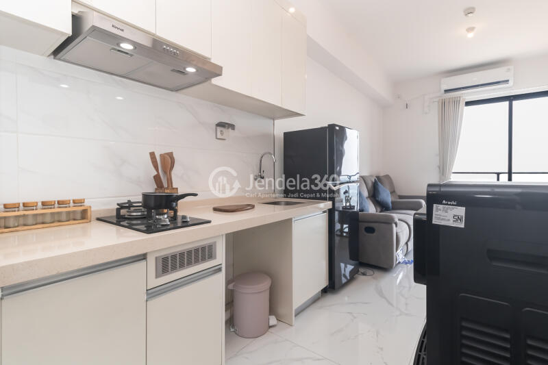 Kitchen Homey 2BR Apartment at Sky House Alam Sutera Tower C2