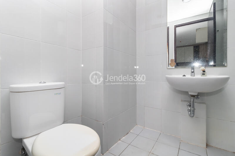 Bathroom 1BR Apartment with city View at Casa De Parco Apartment