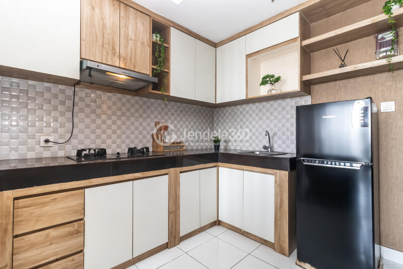 Kitchen 1BR Apartment with city View at Casa De Parco Apartment