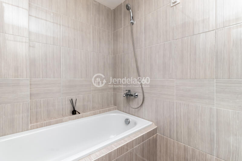 Bathroom 1BR Vasanta Innopark Apartment at High Floor