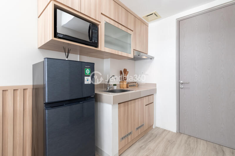 Kitchen 1BR Vasanta Innopark Apartment at High Floor