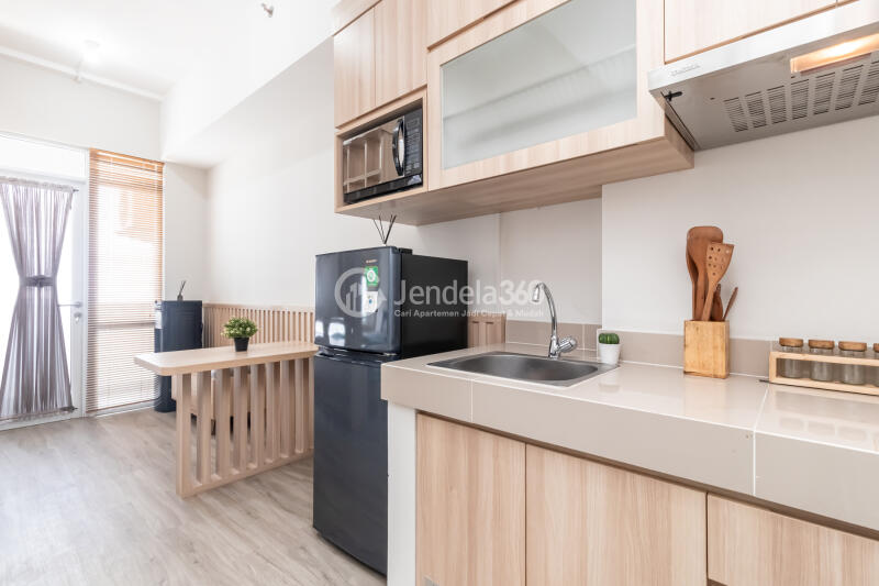 Kitchen 1BR Vasanta Innopark Apartment at High Floor