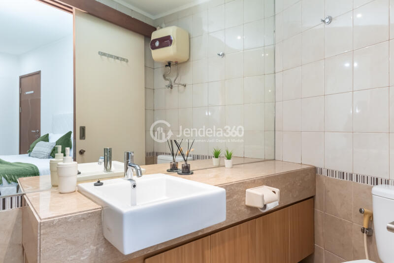 Bathroom 2 High Floor 2BR Apartment with City View at Sahid Sudirman Residence