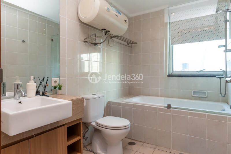 Bathroom High Floor 2BR Apartment with City View at Sahid Sudirman Residence