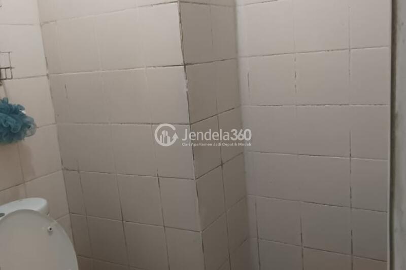 Bathroom Elegant Studio Apartment Low Floor with  View at City Park Apartment