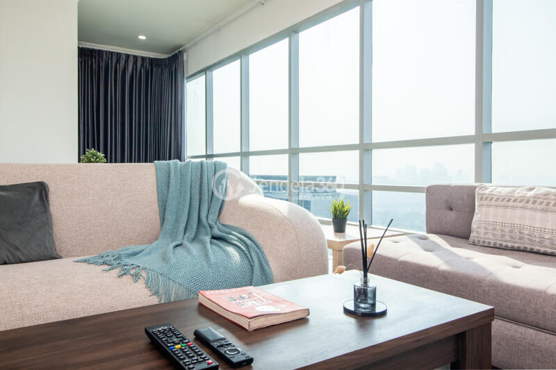Living Room High Floor 3BR Apartment with City View at Sahid Sudirman Residence