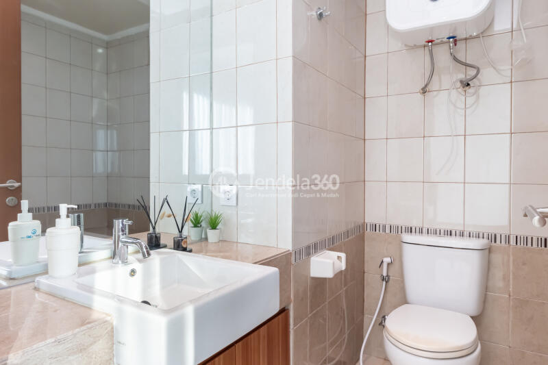 Bathroom 2BR Apartment with City View at Sahid Sudirman Residence