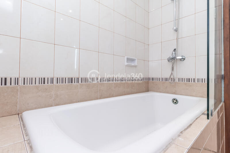 Bathroom 2BR Apartment with City View at Sahid Sudirman Residence