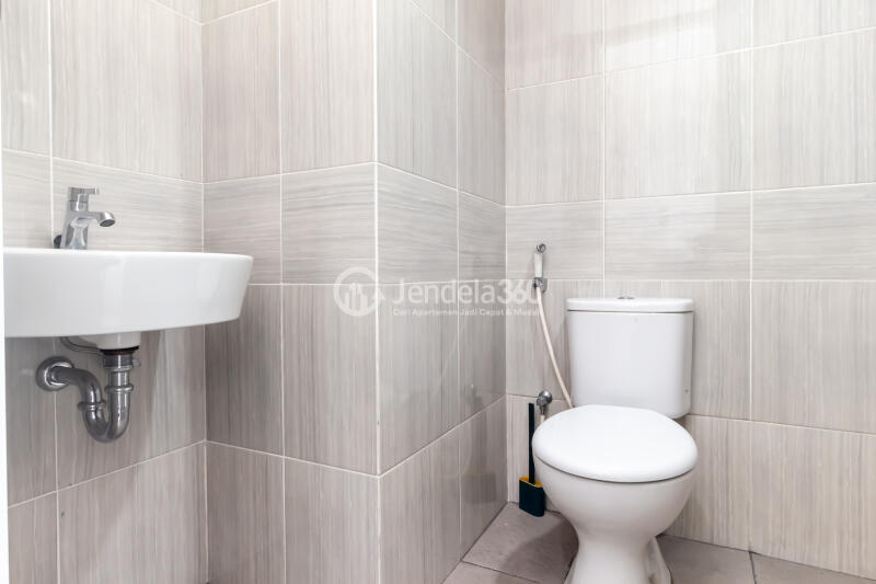 Bathroom Studio Vasanta Innopark Apartment at Tower Botan
